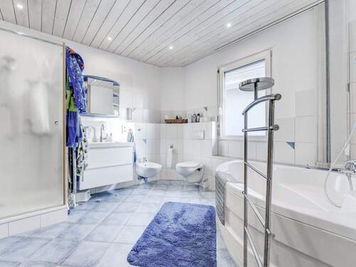 Altbau – Geräumiges Tageslichtbad mit Komfortbadewanne mit Durchgang zum begehbaren Schrank - 