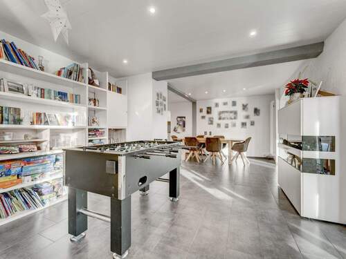 Altbau – Spiele- und Aufenthaltsbereich mit offenem Esszimmer - 