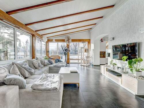 Altbau – Lichtdurchfluteter Wohnbereich mit Panoramafenstern - 