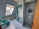 Badezimmer im Dachgeschoss - 
