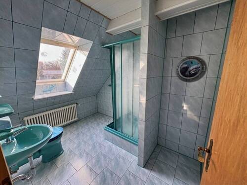 Badezimmer im Dachgeschoss - 