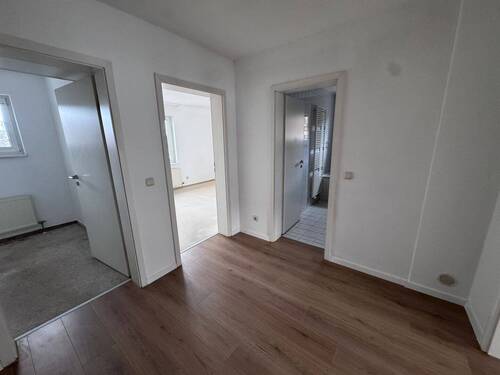 Flur und abzweigende Räume - 2 Zimmer Etagenwohnung zum Kaufen in Erfurt