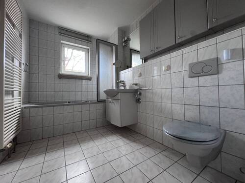 Bad mit Wanne - 2 Zimmer Etagenwohnung in Erfurt