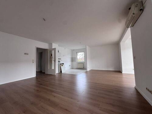 großzügiges Wohnzimmer mit offener Küchenzeile - Etagenwohnung mit 75,00 m&sup2; in Erfurt zum Kaufen