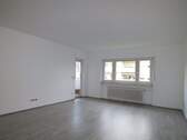 Wohnzimmer Ansicht - Frisch renovierte 3 Zimmer Wohnung mit ca. 75m² Wohnfläche mit Balkon und Garage
