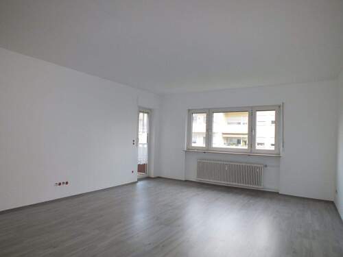 Wohnzimmer Ansicht - Frisch renovierte 3 Zimmer Wohnung mit ca. 75m² Wohnfläche mit Balkon und Garage