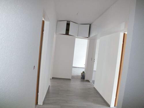 Flur mit Oberschränke - 3 Zimmer Etagenwohnung in Nauheim