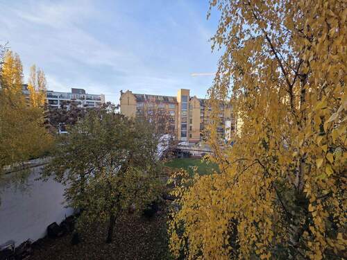 Weitblick aus dem Fenster - Ruhig, grün, mitten in der Stadt - Helle 3-Zimmer-Altbauwohnung im Wedding