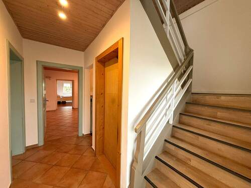 Flur und Treppenaufgang EG.JPG - 