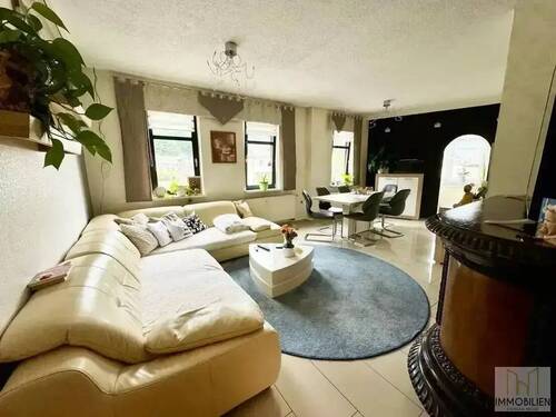 Wohnzimmer 1. OG - Modernes Wohn- und Geschäftshaus mit großem Grundstück und vielseitigen Nutzungsmöglichkeiten!