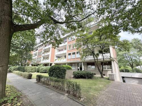 Vorderseite mit Zufahrt zur Tiefgarage - 4 Zimmer Etagenwohnung zum Kaufen in Krefeld