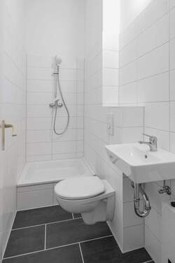 Bad mit Dusche - 