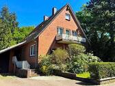 01-Ansicht-Straßenseite mit Zufahrt - Interessantes Einfamilienhaus in ruhiger Wohngegend direkt am 'Riesebusch' Waldgebiet