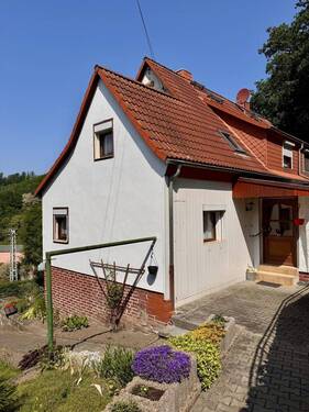 Giebelansicht mit Eingangstür - 