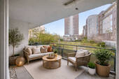 Geschützter Balkon mit Südausrichtung und Blick in den Innenhof visuell möbliert - Etagenwohnung mit 59,00 m&sup2; in Hamburg / Rothenburgsort zum Kaufen