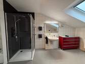 Badezimmer mit flacher Dusche - 