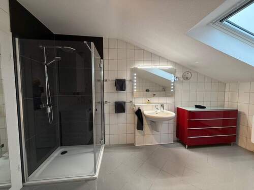 Badezimmer mit flacher Dusche - 