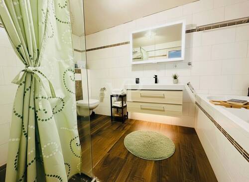 Bad mit Dusche und Badewanne - 