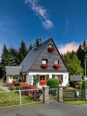 Objektansicht im Sommer - Idyllisches Haus am Waldrand - 6.000 m² in Alleinlage!