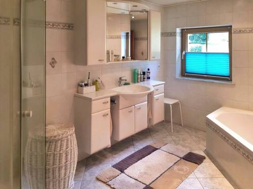Badezimmer mit Dusche und Wanne - Einfamilienhaus mit 80,00 m&sup2; in Altenberg zum Kaufen