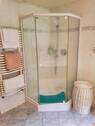 Badezimmer mit Dusche und Wanne - 