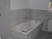Neues Bad mit Wanne und Dusche - 