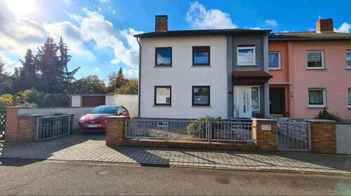 Frontansicht - Doppelhaushäfte mit traumhaftem Garten in ruhiger Stadtlage