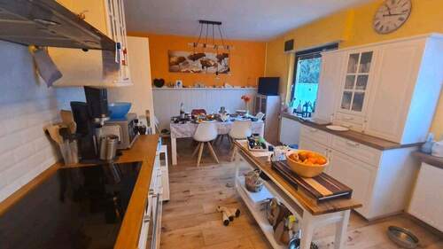 Küche im Erdgeschoß - 7 Zimmer Doppelhaushälfte in Lampertheim