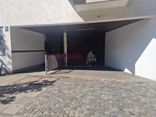 Hauseingang und Tiefgarageneinfahrt - 