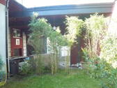 Garten und überdachte Zufahrt - 