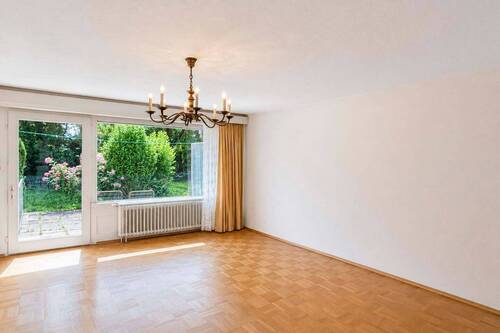 Wohnzimmer - Wertsteigerungspotenzial in gefragter Lage - Haus mit Garten und Terrasse - Sanierungsbedürftig