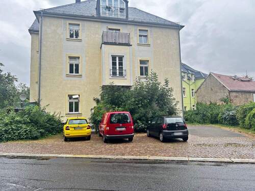 Hausseite mit Parkplätzen - 