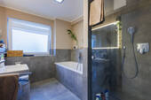 Masterbad mit Dusche und Wanne - 