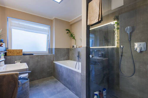 Masterbad mit Dusche und Wanne - 