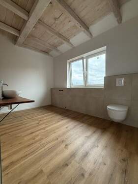 großzügiges Badezimmer - 