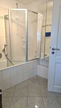Bad mit Wanne - 