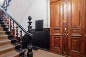 Treppenhaus und Wohnungstür - 3 Zimmer Etagenwohnung in Berlin