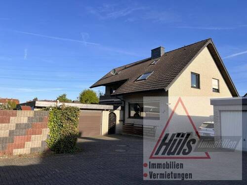 Ansicht - Gepflegtes Zweifamilienhaus mit zusätzlichen Appartement, Doppelgarage in ruhiger Siedlungslage