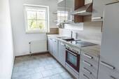 Funktionale, moderne Küche mit Backofen - 