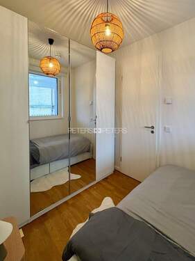 Schlafzimmer mit Schrank - 
