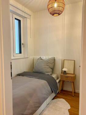 Schlafzimmer mit Bett - 