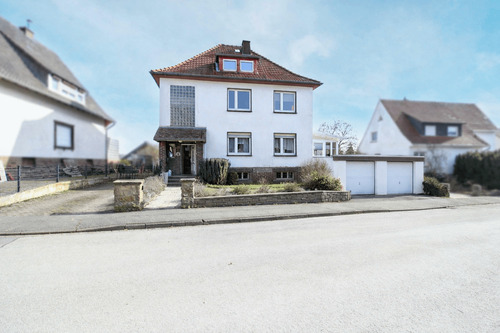 08 Haus vorne - Zweifamilienhaus in Bad Driburg mit einem großem Garten, Doppelgarage & viel Potenzial