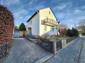 Vorderansicht Einfahrt Stellplatz - Einfamilienhaus mit 2 Vollgeschossen, Wintergarten, Keller und Garage in ruhiger Lage mit guter Verkehrsanbindung