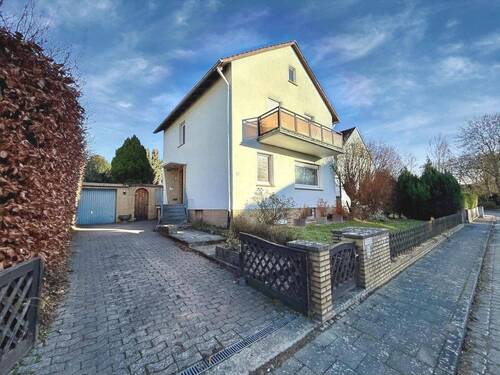 Vorderansicht Einfahrt Stellplatz - Einfamilienhaus mit 2 Vollgeschossen, Wintergarten, Keller und Garage in ruhiger Lage mit guter Verkehrsanbindung