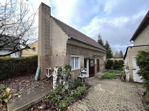 Nebengebäude mit Waschküche und Garage - 