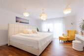 Geräumiges Schlafzimmer mit Balkon - 
