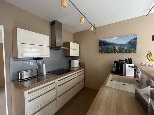 mit viel Stauraum und großer Arbeitsfläche - 