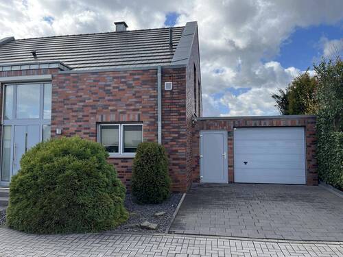 Garageneinfahrt - Einfamilienhaus mit 148,00 m&sup2; in Lünen zum Kaufen