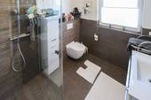 Badezimmer mit Dusche - Reihenmittelhaus mit 156,20 m&sup2; in Mönchengladbach zum Kaufen