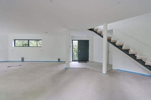 Wohnen mit Treppe zum Obergeschoss - 